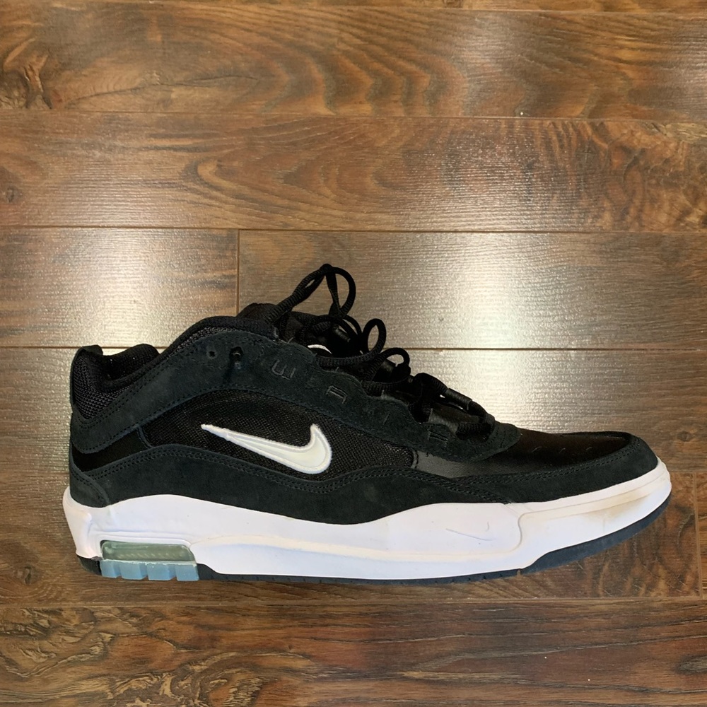 Nike SB Black and White ishod shoes